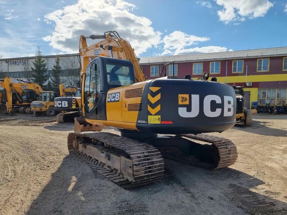 Гусеничный экскаватор JCB JS200LC